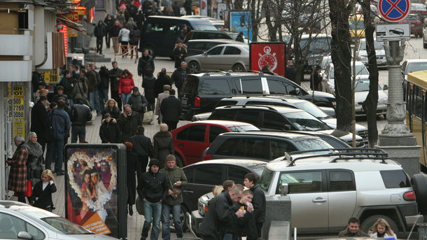 Всіх водіїв в Україні хочуть змусити платити за парковку
