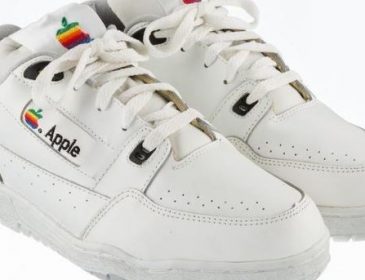 Не гаджетами єдиними: кросівки Apple продають за 15 тисяч доларів
