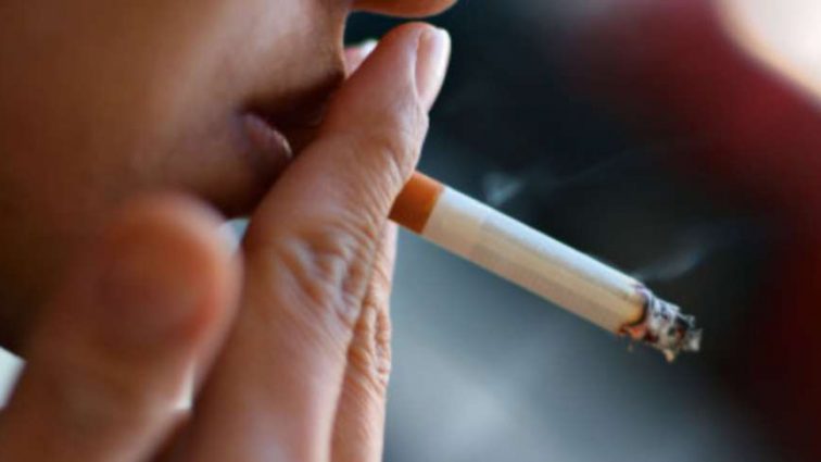 За куріння на літніх майданчиках оштрафували півсотні власників барів та кафе
