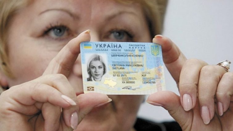 Черги за біометричними паспортом: коли вщухне ажіотаж