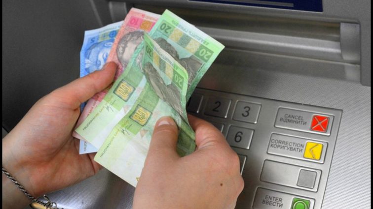 ВАЖЛИВО! Що робити, якщо банкомат “зажував” картку і не видає гроші. Покрокова інструкція!