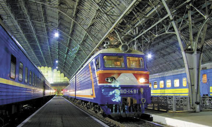 До та після ремонту: “Укрзалізниця” показала один із 153 вагонів, які реконструюють