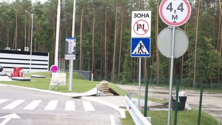 “Для бляховодов”: На українських дорогах з’явились нові дорожні знаки. А ви вже бачили?