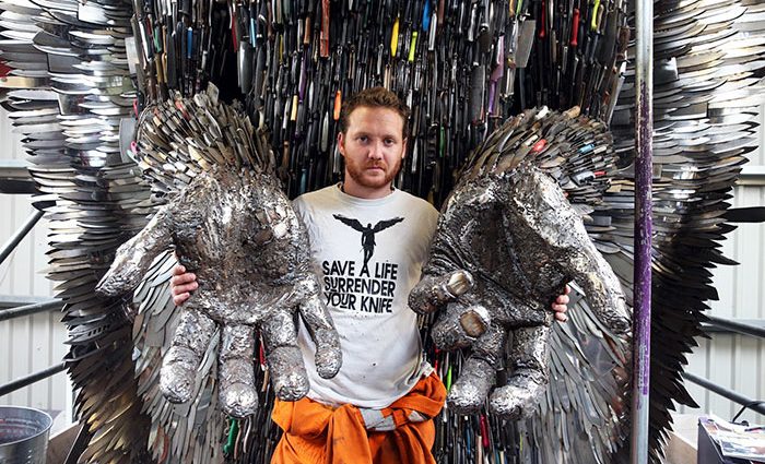 Британський художник створив унікальну скульптуру з 100 тисяч ножів (ФОТО)