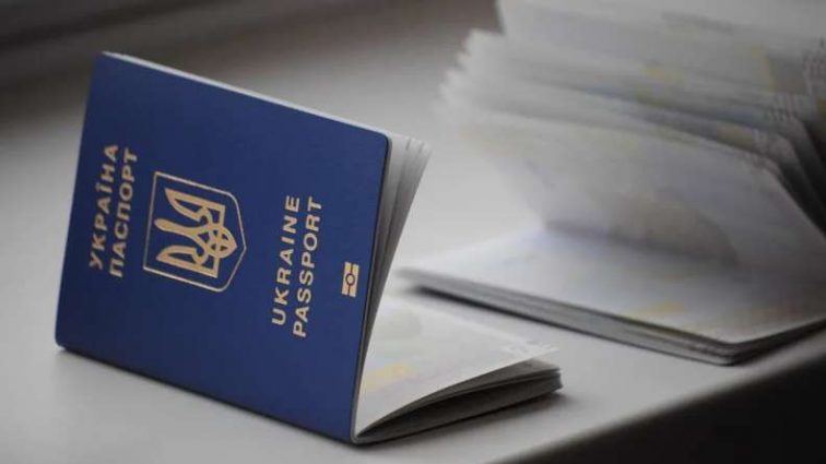 Як десятки тисяч українців щодня борються за біометричний паспорт