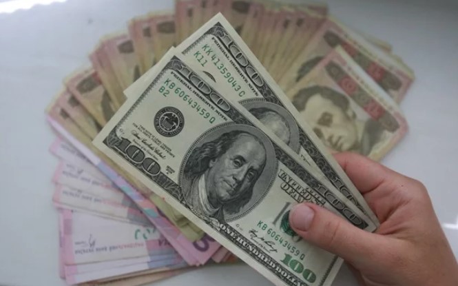 Чорний ринок валют: що несе українцям нове знецінення гривні
