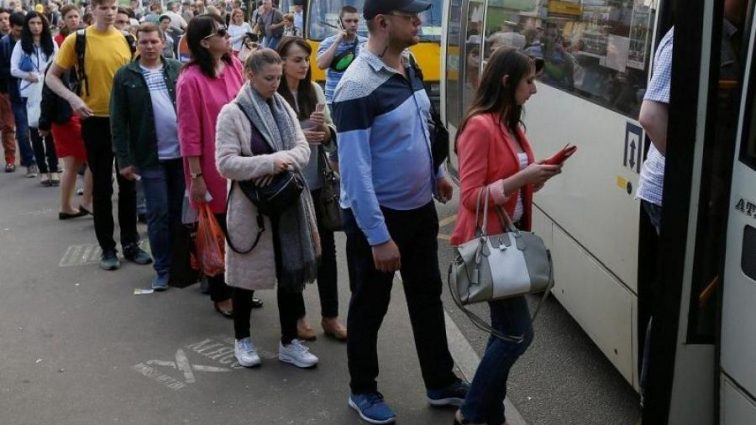 Українці тікають до Європи від “реформ”: гнітючі цифри