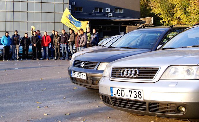 Більше 236 тисяч авто на “бляхах” в Україні – незаконно – ДФС