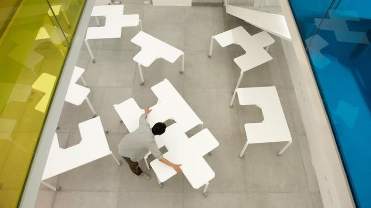 Забудьте про нудний офіс: китайці придумали незвичайні офісні столи