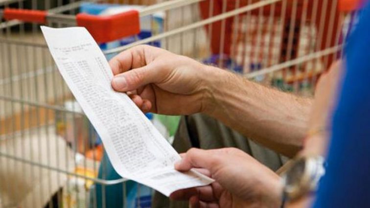 Українці мають право вимагати чек: Стало відомо, як людей обманюють в магазинах