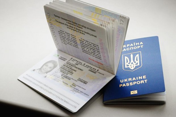 Стало відомо, коли українцям почнуть знову друкувати біометричні паспорти