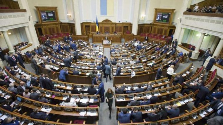 На собі не економлять: скільки українські чиновники витратили на “відрядження”