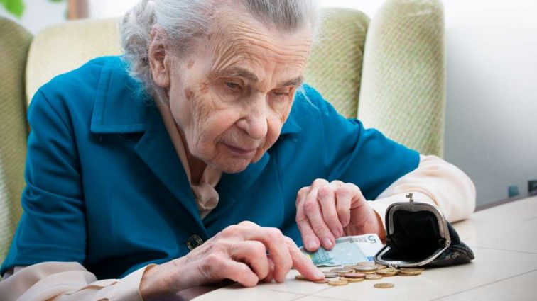 Змушують повертати назад надбавку: Чому держава відбирає у пенсіонерів перераховану пенсію