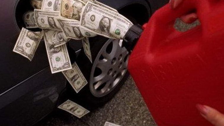 Долар і євро несподівано “впали”. Що коїться з ціною на бензин
