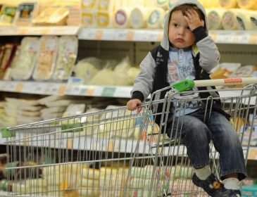 Свіжі дані про витрати українців: ціни на продукти обганяють Європу, зарплати пробивають дно