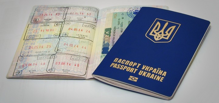 “Біблійна мітка”: мережею шириться інформація про “містичні” знаки в біометричних паспортах