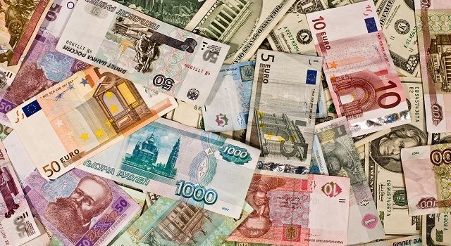 Світові експерти розповіли, яку валюту краще купляти у 2018