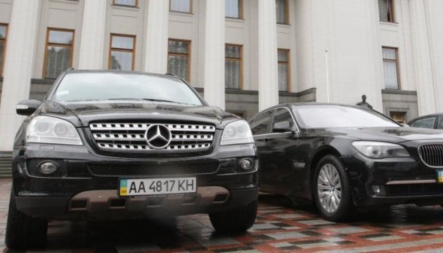Як українським депутатам вдається “купувати” люксові автомобілі по 50 тисяч гривень