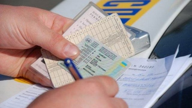 Візи, водійські права і «швидкі» шлюби: Ринок фальшивок в Україні стрімко набирає популярності
