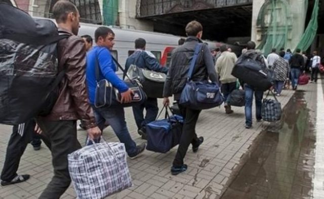 Українські громадяни масово кинулися на заробітки: з’явилася моторошна статистика