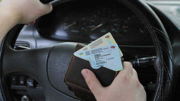 В Україні хочуть ввести нове правило їзди без прав з собою в машині