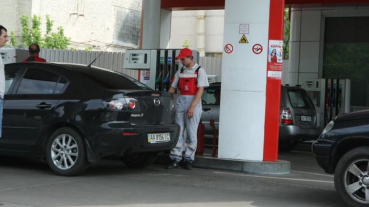 Плюс гривня за літр: стало відомо скільки для українців коштуватиме бензин в вересні