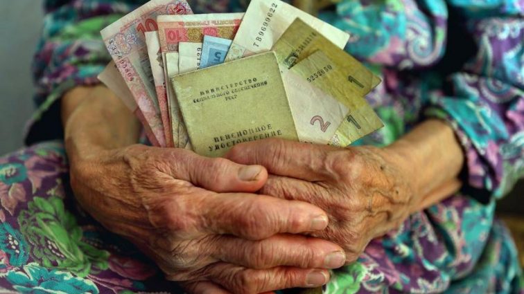 Українцям мінімальну пенсію підвищать в два етапи: стали відомі терміни