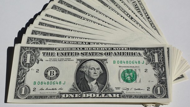 Долар знову змінився в ціні: скільки коштує “зелений” сьогодні