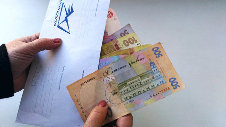 В “Укрпошті” заявили про припинення доставки пенсійних виплат : В Кабміні вжили кардинальних заходів