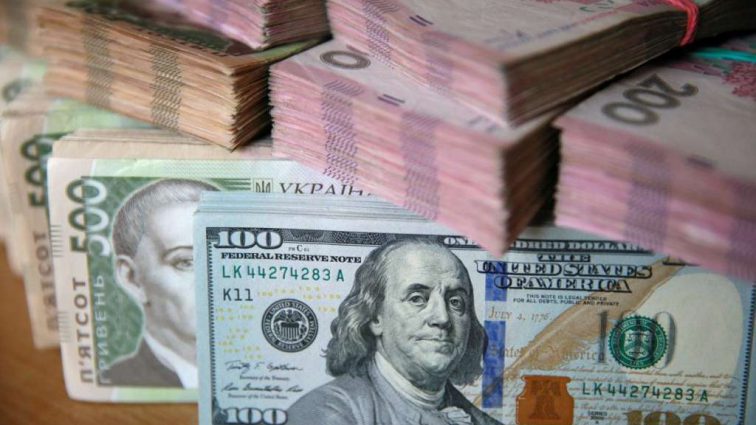 Експерт розповів, що відбудеться з доларом та економікою України у 2019 році