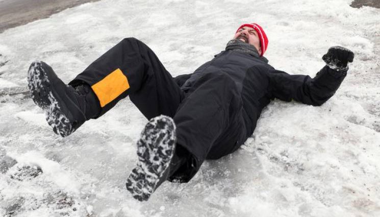 Неприбраний сніг чи ожеледь: Українці можуть отримати гроші за падіння на льоду, що потрібно знати