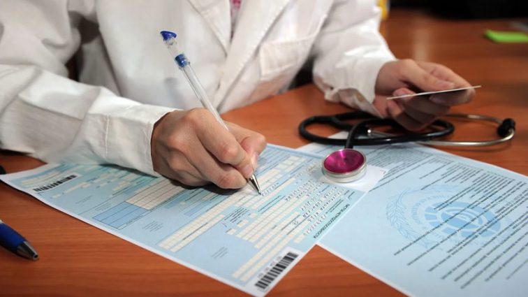 Виплати почали нараховувати по-новому: чи вигідно українцям йти на лікарняний