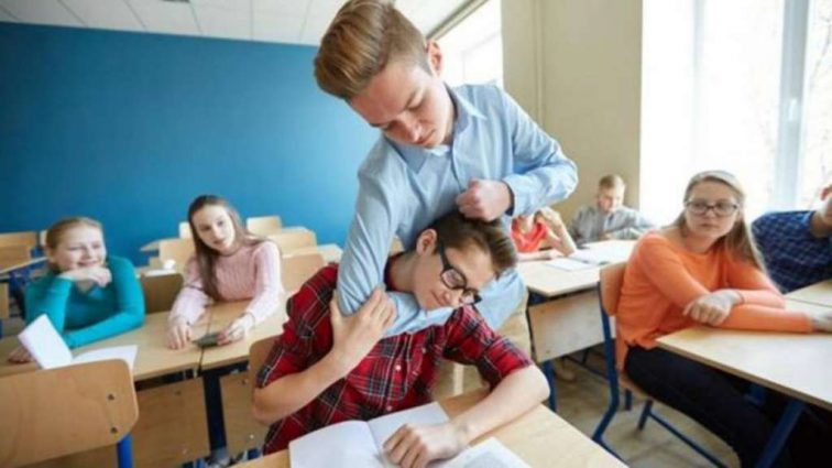 Українців вперше покарають за булінг у школах: суд виніс рішення