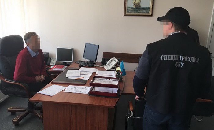 Спіймали на хабарі: посадовець одеської митниці вимагав гроші за розмитнення авто