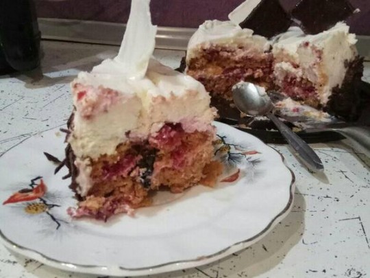 “Огидно і неприпустимо”: Знайдений “сюрприз” у купленому торті приголомшив українців