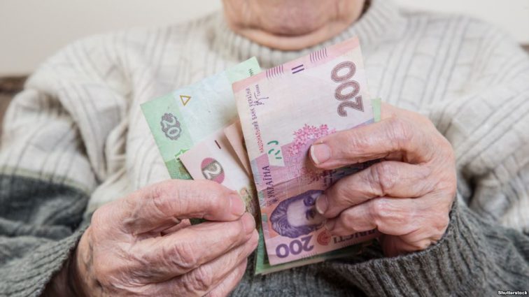 Як українцям будуть підвищувати пенсії: три етапи