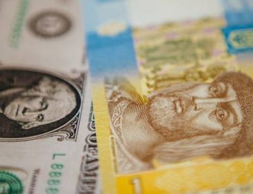 Скільки коштує сьогодні: долар в Україні подешевшав
