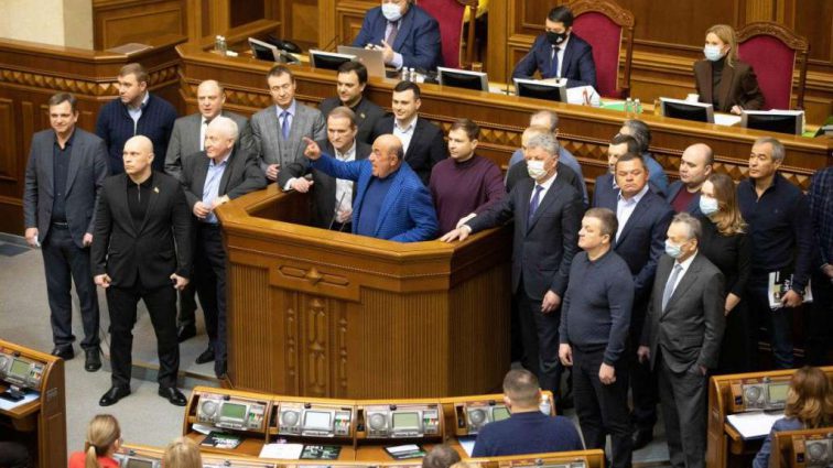 Зміни у  Конституції? Корнієнко заявив, аби позбавити  мандатів народних депутатів колишньої ОПЗЖ необхідні зміни у Конституцію!